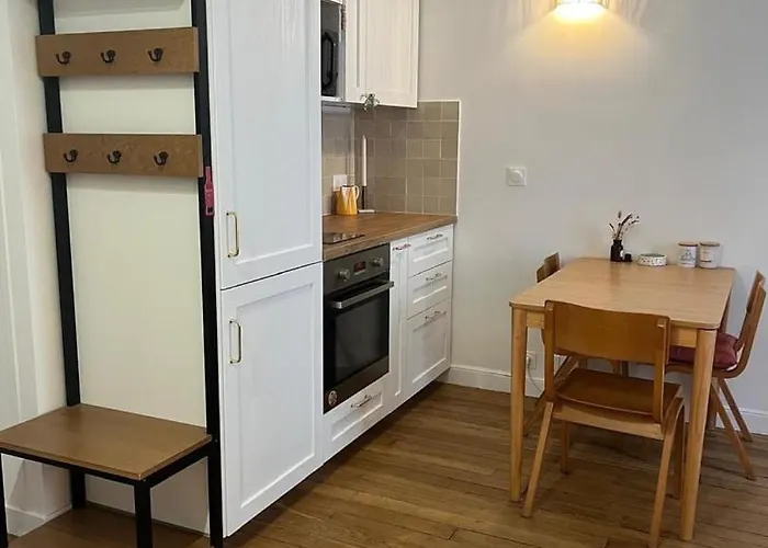 Modern & Bright Near Batignolles