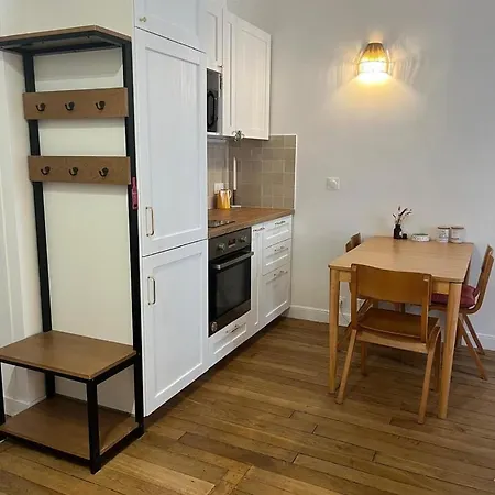 Modern & Bright Near Batignolles